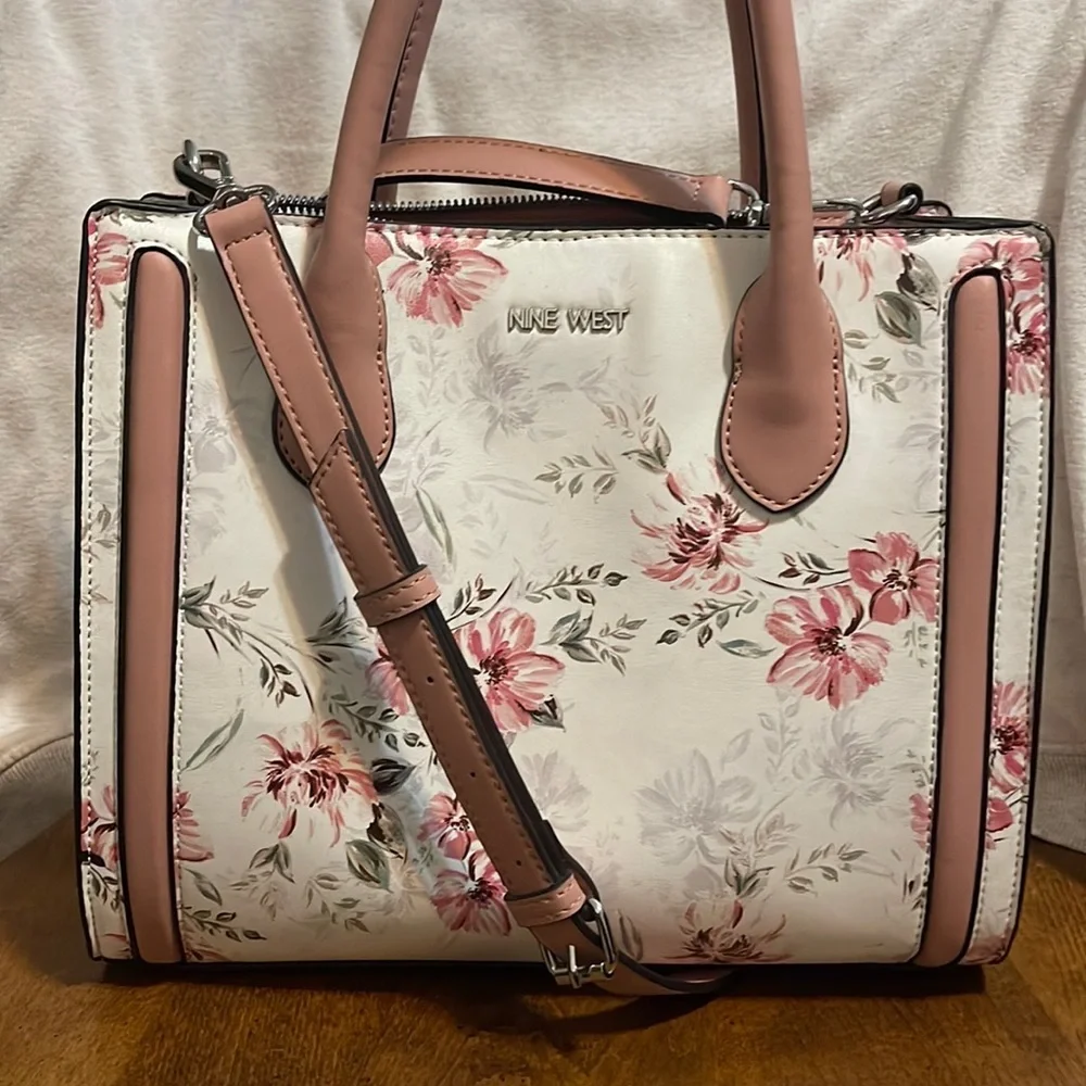 Nine West - Picture 1 of 7